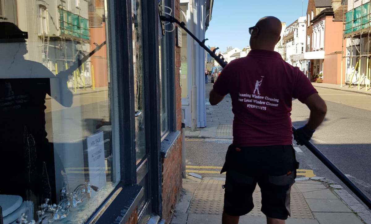 Water-fed Pole Cleaning