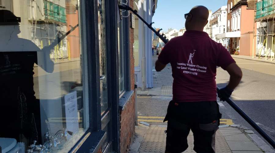 Water-fed Pole Cleaning